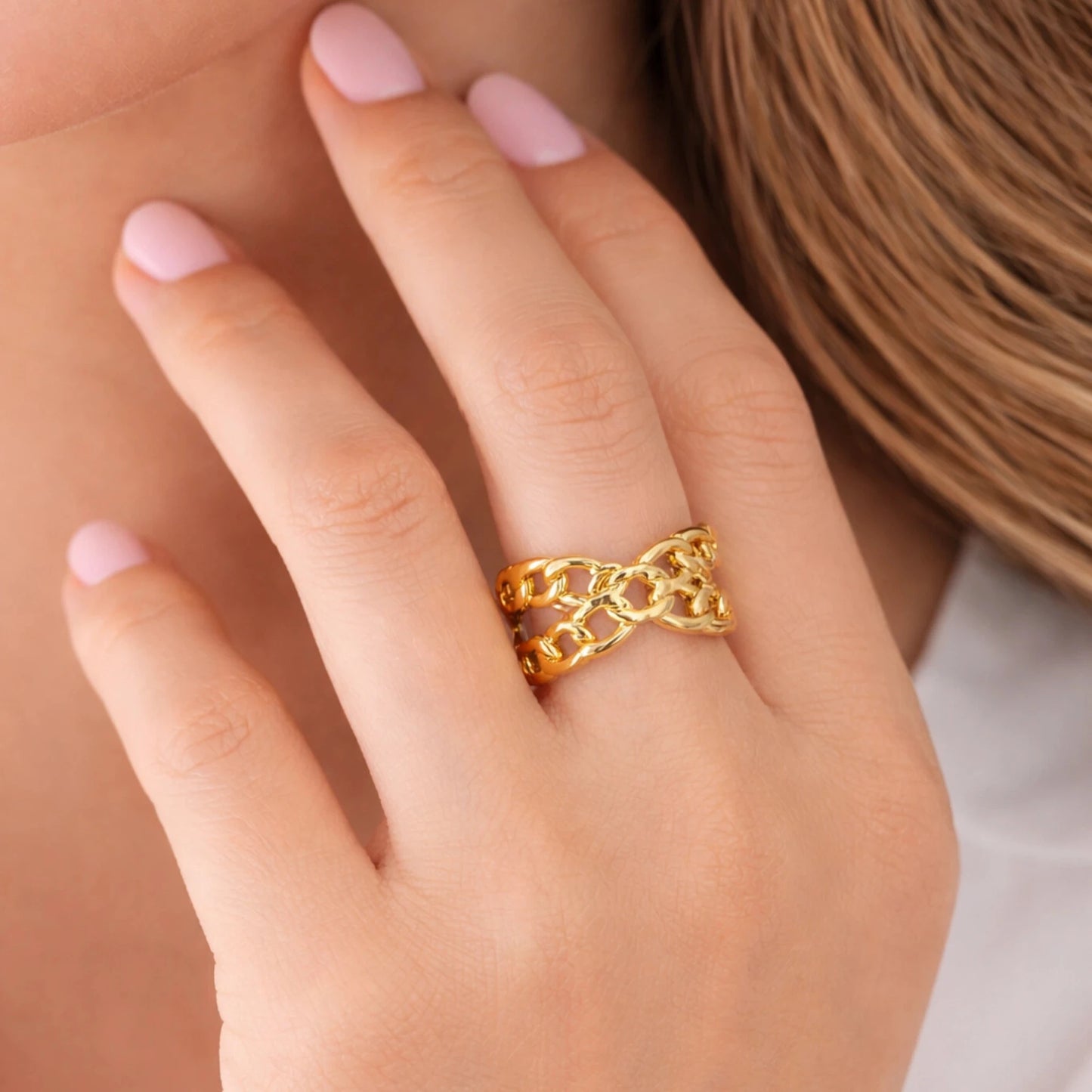 Model wearing anti-tarnish adjustable chain link gold ring with double-row interlinked design – YUBIRAA