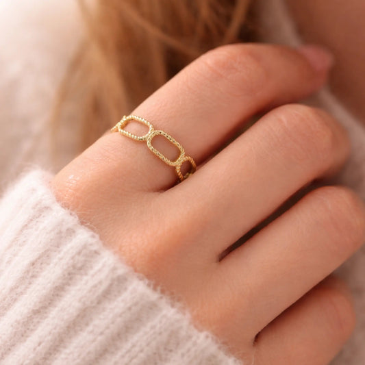 YUBIRAA Eterna link adjustable ring in 18k gold plated anti-tarnish finish with textured oval chain design