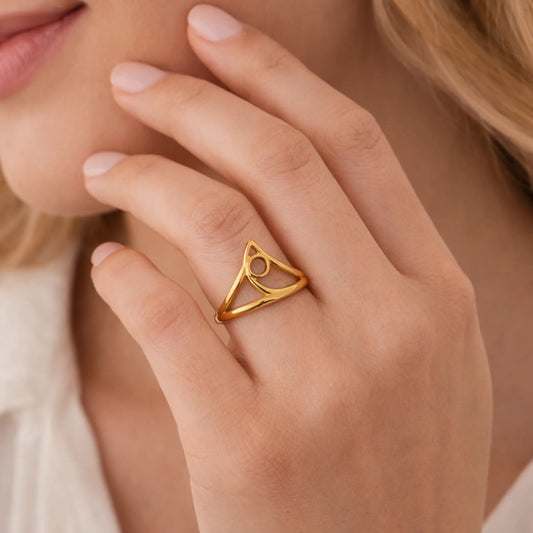 Model wearing YUBIRAA Inner Circle adjustable gold ring, showcasing modern sculptural design and elegant everyday styling